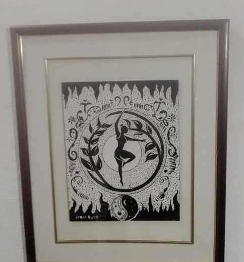 Figura humana estilizada dentro de um círculo decorativo a preto e branco