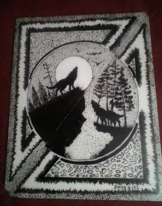 Dois lobos a uivar perante a lua, black work sobre mármore polido, de Jorge Barroso