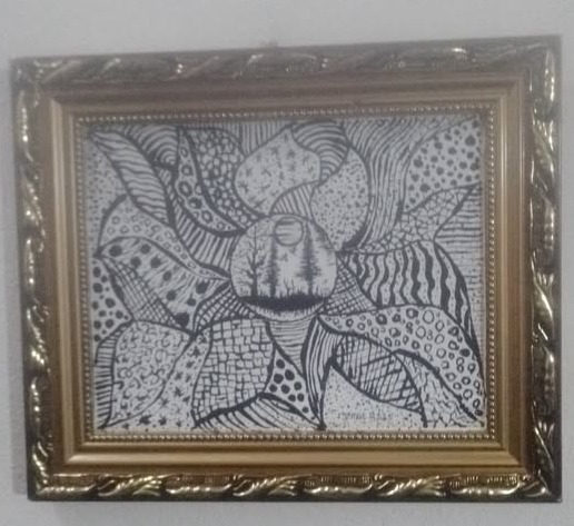 Composição de folhas e padrões orgânicos a preto e branco, em moldura dourada